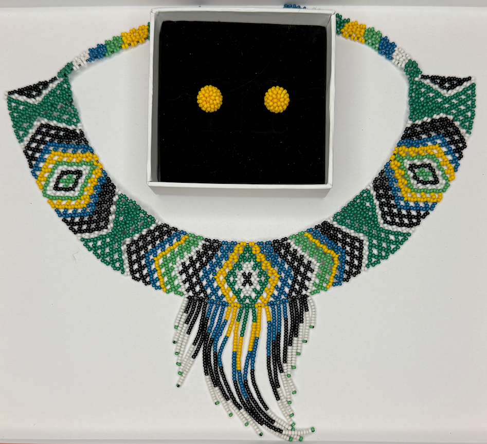 手工项链耳环套装 - 绿色、黄色和黑色珠子(Chaquiras)