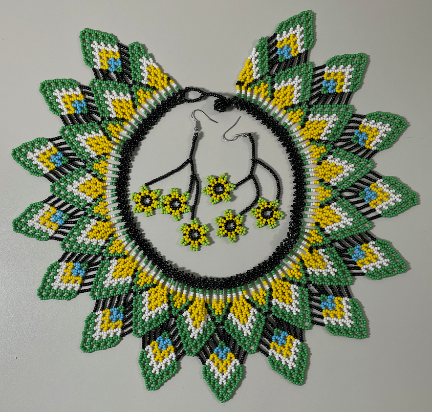 手工项链耳环套装 - 绿色、黄色和白色珠子(Chaquiras)