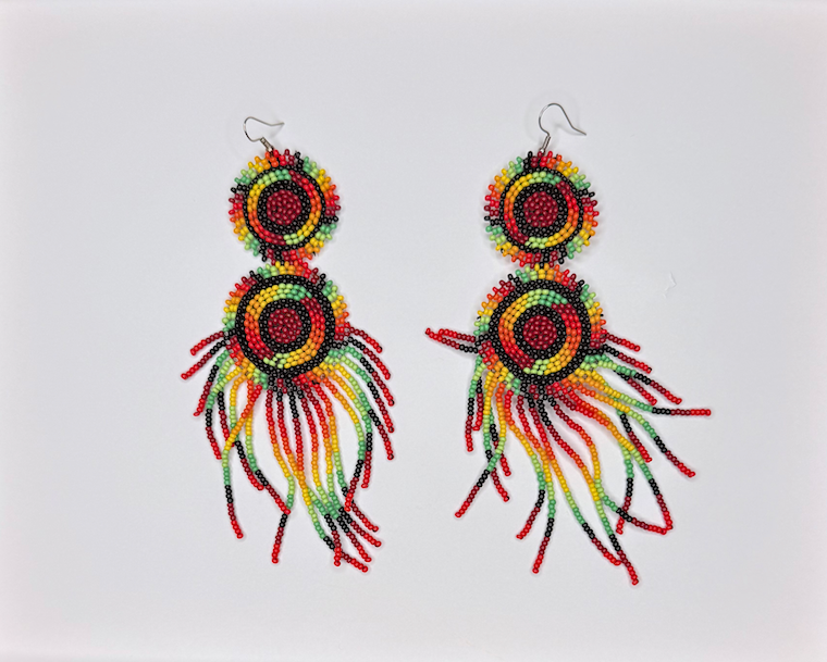 手工制作的大号彩色耳环 - 多色珠子（Chaquiras）