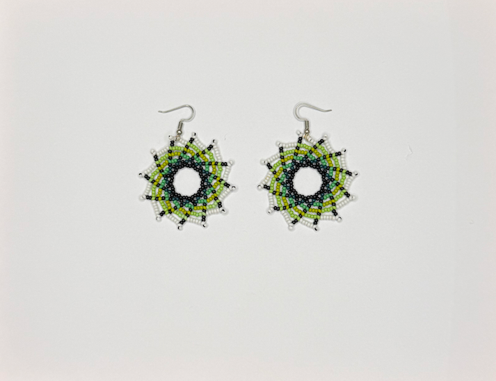 手工螺旋耳环 - 绿色和黑色珠子（Chaquiras）