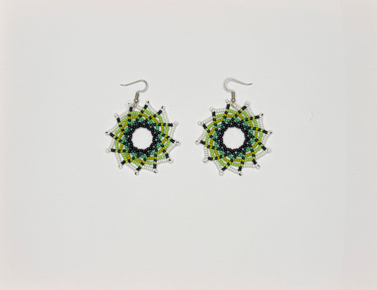 手工螺旋耳环 - 绿色和黑色珠子（Chaquiras）