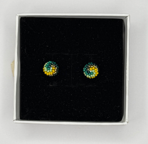 手工耳钉 - 绿色和黄色珠子（Chaquiras）