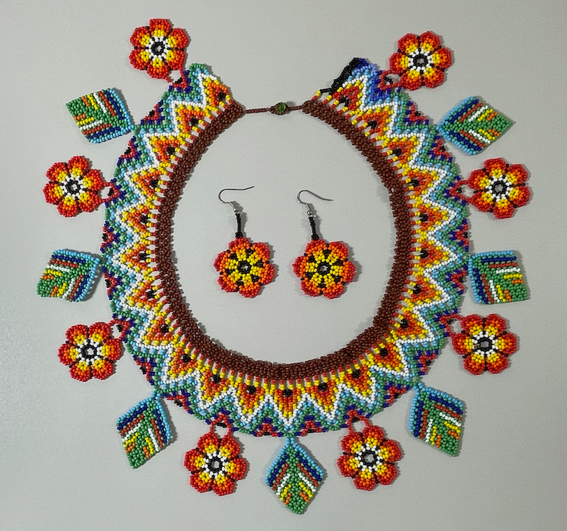 手工花卉项链耳环套装 - 多色珠子（Chaquiras）